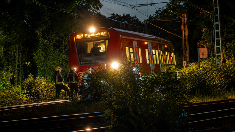 Einsatzkräfte suchen nach möglicher verletzter Person im Gleisbereich am Rheydter Hauptbahnhof