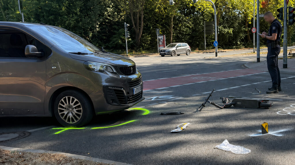 Unfallstelle in Mönchengladbach mit Kleintransporter und gestürztem E-Scooter auf der Fahrbahn – Foto: Sascha Hohnen