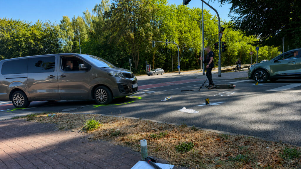 Unfallstelle in Mönchengladbach mit Kleintransporter und gestürztem E-Scooter auf der Fahrbahn – Foto: Sascha Hohnen