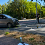 Unfallstelle in Mönchengladbach mit Kleintransporter und gestürztem E-Scooter auf der Fahrbahn – Foto: Sascha Hohnen