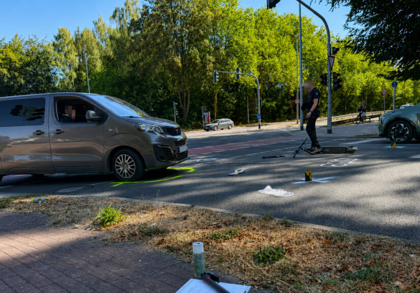 Unfallstelle in Mönchengladbach mit Kleintransporter und gestürztem E-Scooter auf der Fahrbahn – Foto: Sascha Hohnen