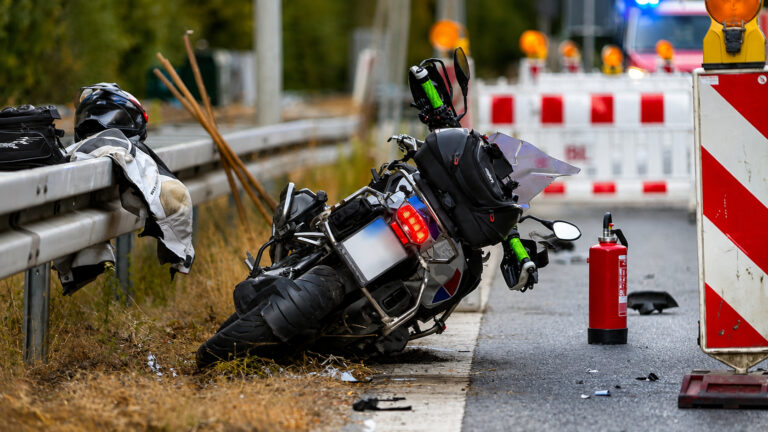 Unfallstelle nach schwerem Motorradunfall auf der Waldnieler Straße in Mönchengladbach