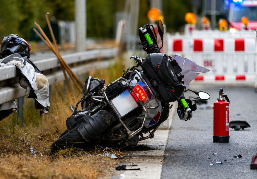 Unfallstelle nach schwerem Motorradunfall auf der Waldnieler Straße in Mönchengladbach