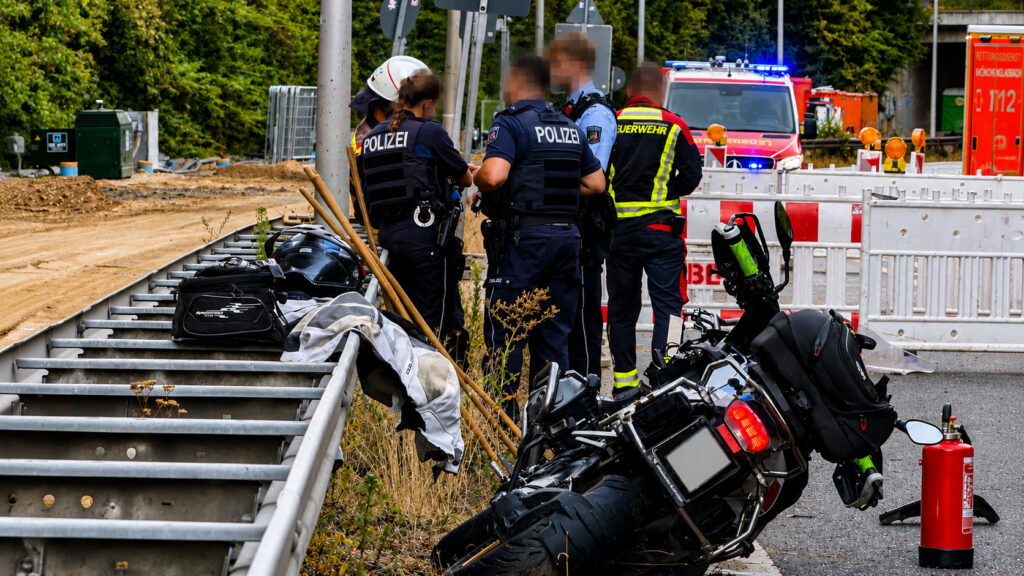 Unfallstelle des schweren Motorradunfalls auf der Waldnieler Straße in Mönchengladbach