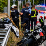 Unfallstelle des schweren Motorradunfalls auf der Waldnieler Straße in Mönchengladbach