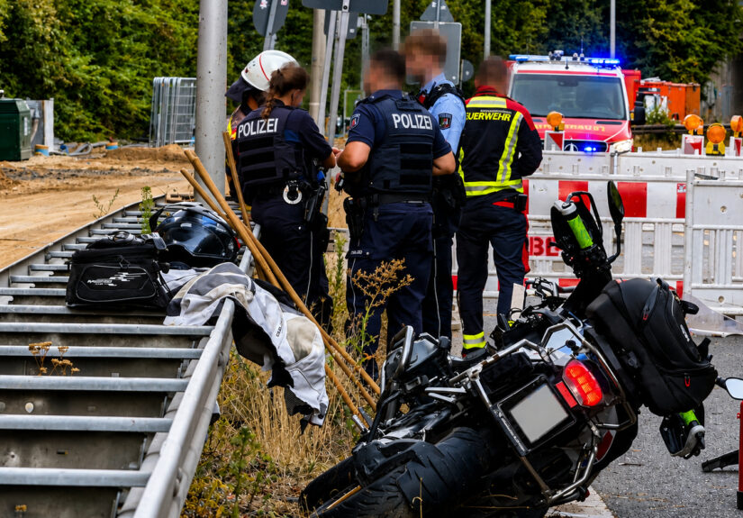 Unfallstelle des schweren Motorradunfalls auf der Waldnieler Straße in Mönchengladbach