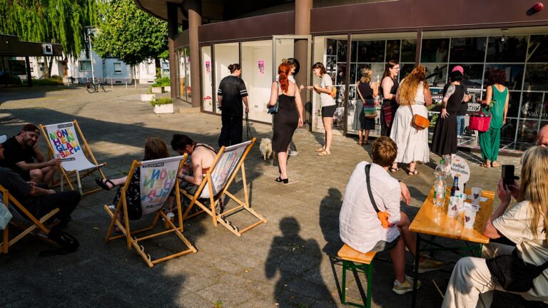 Vitrinen am Cityparkhaus in Rheydt mit der Ausstellung von ParkhausArt am Tellmannplatz in Mönchengladbach.