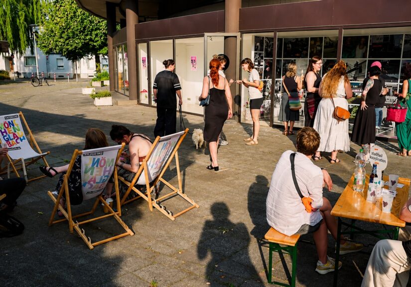 Vitrinen am Cityparkhaus in Rheydt mit der Ausstellung von ParkhausArt am Tellmannplatz in Mönchengladbach.