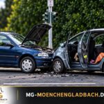 Verkehrsunfall an der Kreuzung Mülforter Straße und Schloß-Dyck-Straße in Mönchengladbach.