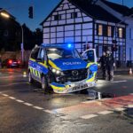 : Beschädigter Streifenwagen nach einem Verkehrsunfall zwischen zwei Streifenwagenteams in Rheydt. An der Fahrzeugseite sind deutliche Unfallschäden und ausgelöste Airbags zu sehen.