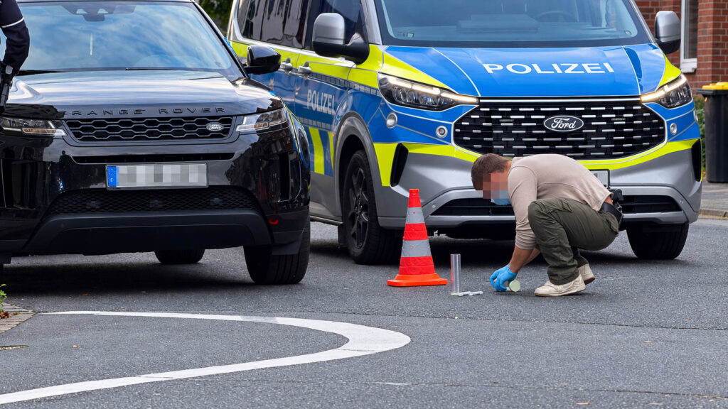 Akribische Spurensuche: Im Auftrag der Staatsanwaltschaft Mönchengladbach sichern Beamte der Kriminalpolizei am Tatort Beweismaterial.