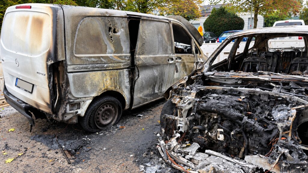 Ausgebranntes Wrack nach einem Fahrzeugbrand in Mülfort an der Dorfstraße