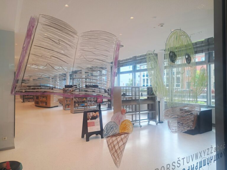 Glastür_anmalen_KinderWelten___Stadtbibliothek_MG