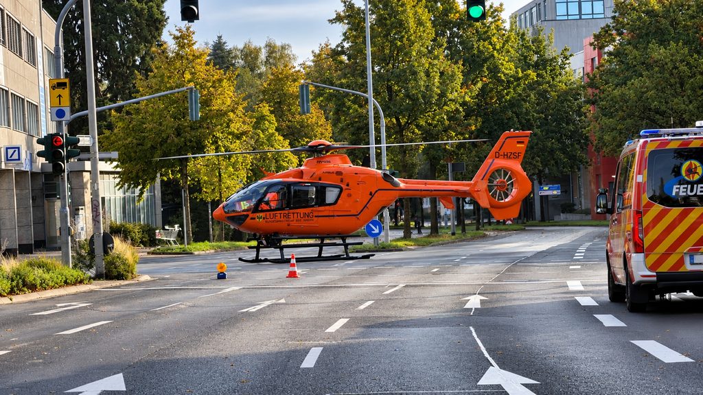 Rettungswagen und Einsatzkräfte von Feuerwehr und Polizei am abgesperrten Bahnhof Rheydt.