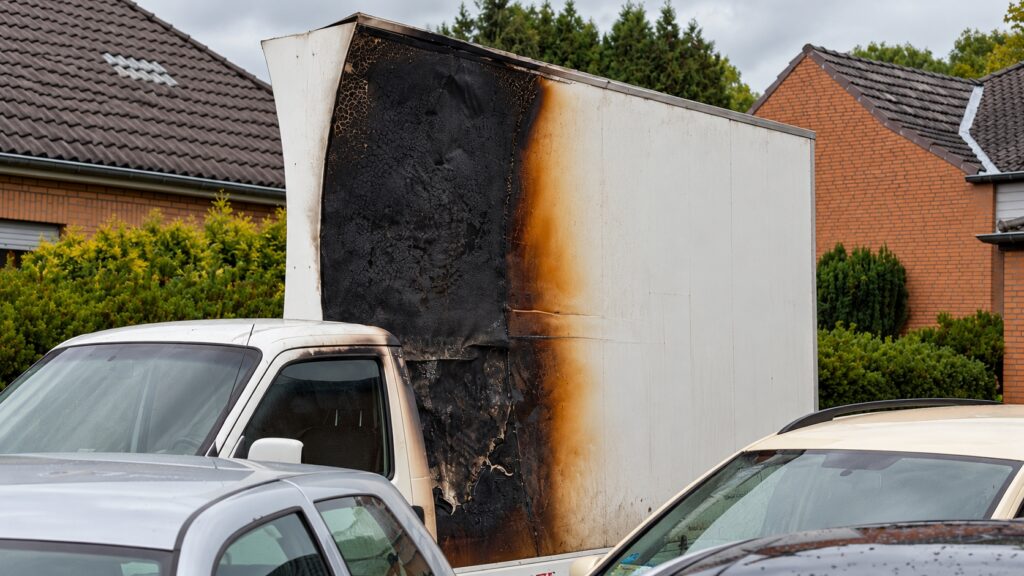 Kripo ermittelt nach Brandstiftung an Autohaus in Rheindahlen
