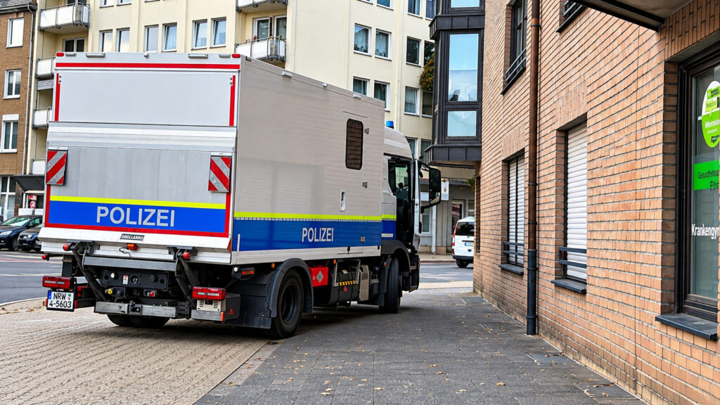 Polizeieinsatz und Durchsuchung bei Razzia gegen Drogenhandel in Mönchengladbach