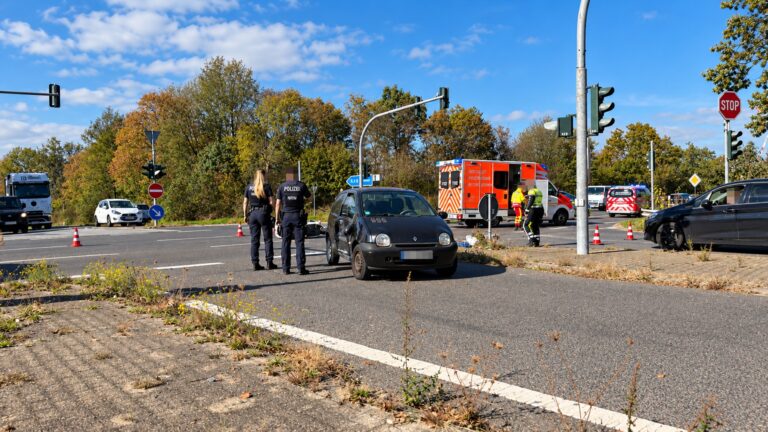 Unfall Harter Landstraße, 63-jähriger Motorradfahrer, 40-jährige PKW-Fahrer- Rollerfahrer schwer verletzt. 06-0-2026 (2)