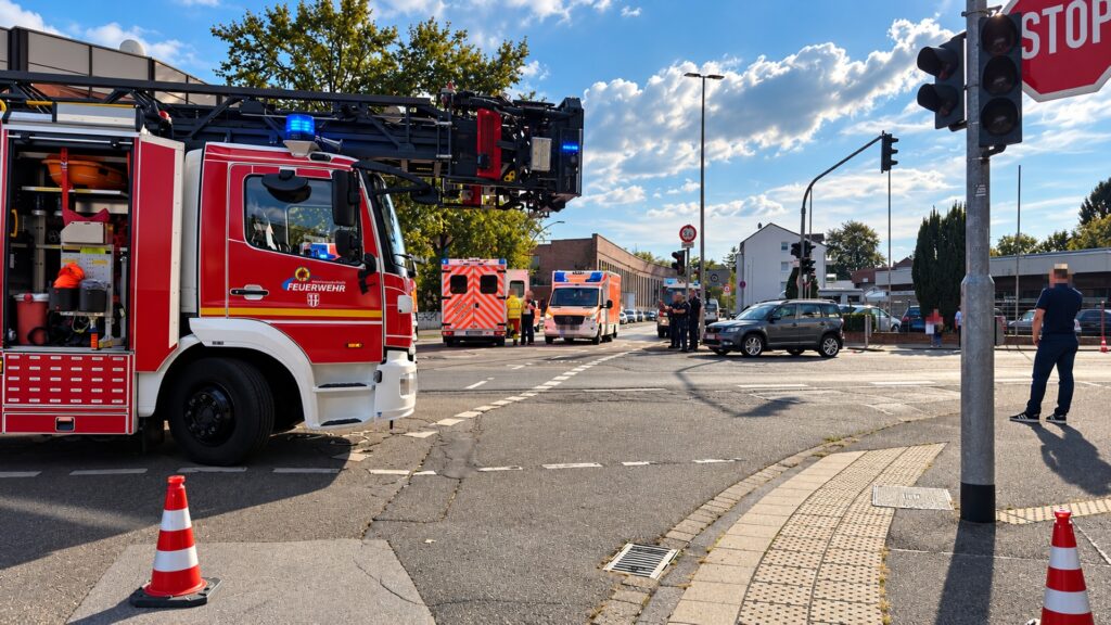 Unfallstelle in Mönchengladbach-Lürrip: Beschädigte Fahrzeuge an einer Kreuzung mit Polizeiabsperrung.