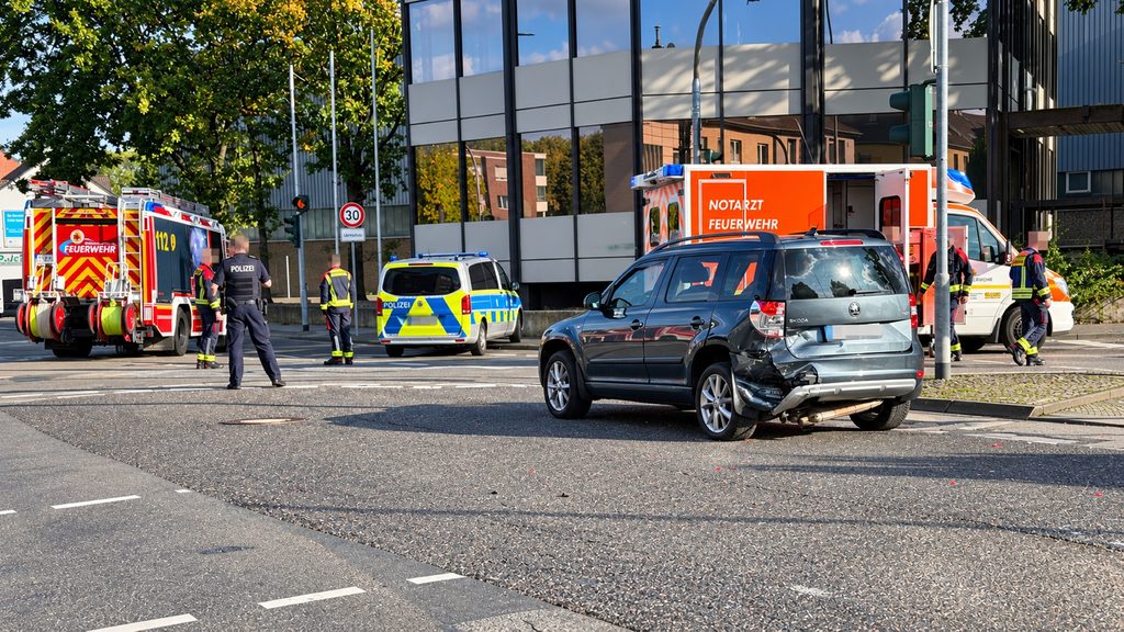 Unfallstelle in Mönchengladbach-Lürrip: Beschädigte Fahrzeuge an einer Kreuzung mit Polizeiabsperrung.