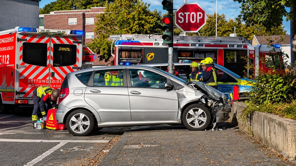 Grauer Mercedes kollidiert an einer Ampelkreuzung mit einer Backsteinmauer nach Verkehrsunfall in Lürrip.