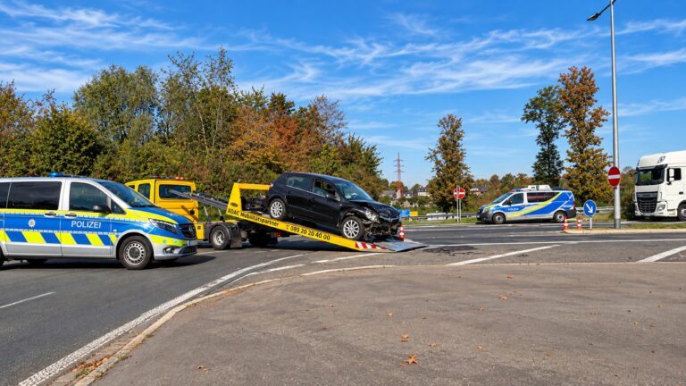 Unfall Waldnielerstr Opel gegen Smat
