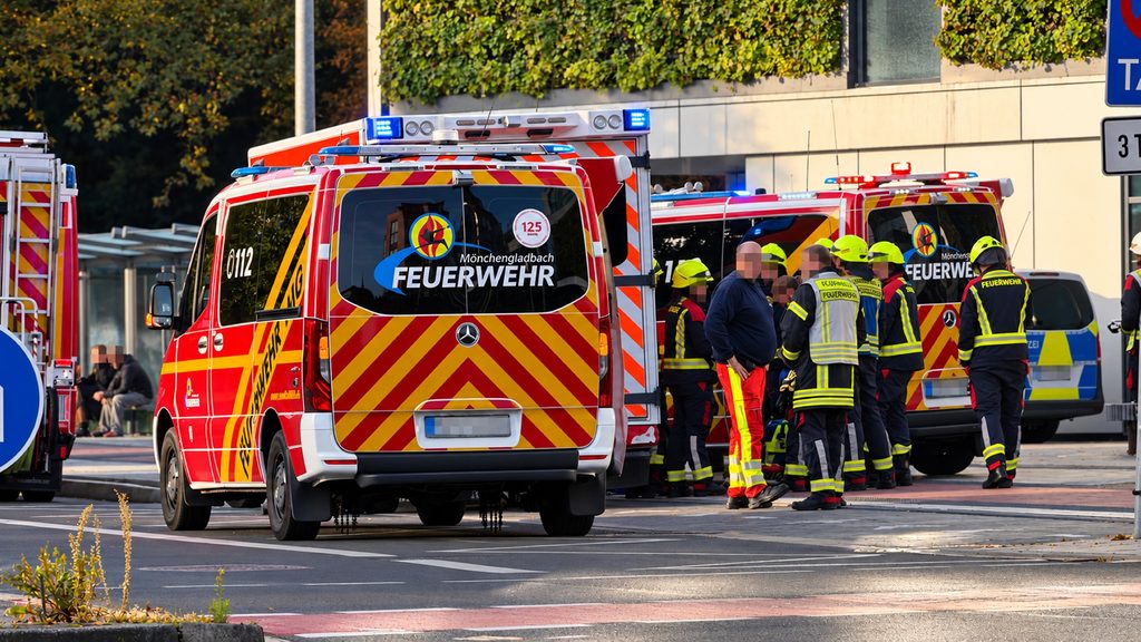 Gesperrter Bahnhofsbereich in Rheydt während des Rettungseinsatzes nach einem Zugunfall.