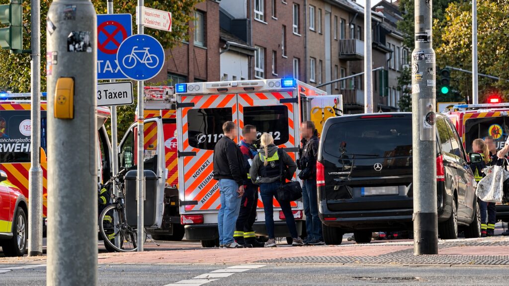Gesperrter Bahnhofsbereich in Rheydt während des Rettungseinsatzes nach einem Zugunfall.