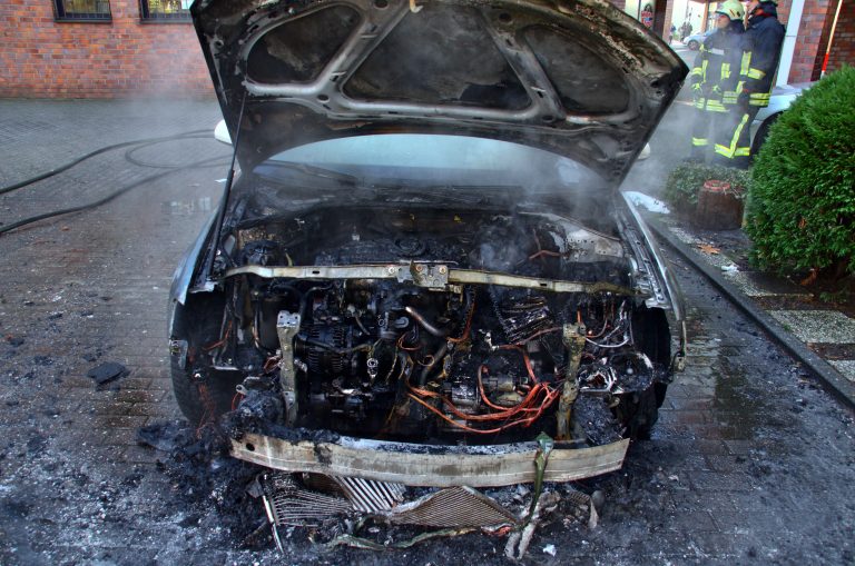 Autobrand Steinmetzstraße Ecke Bellstieg